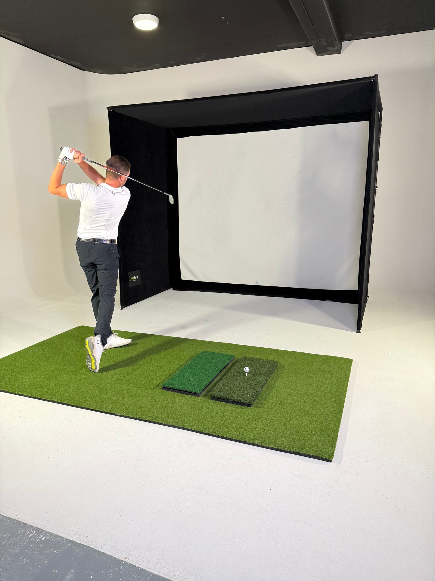 HoleOne by SimTech – Premium DIY Golf Simulator Enclosure