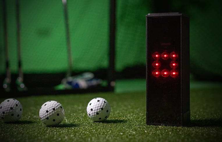 QUADRATISCHER GOLF-LAUNCH-MONITOR